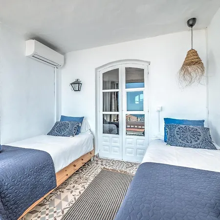 Newly Renovated In With Huge Pool *