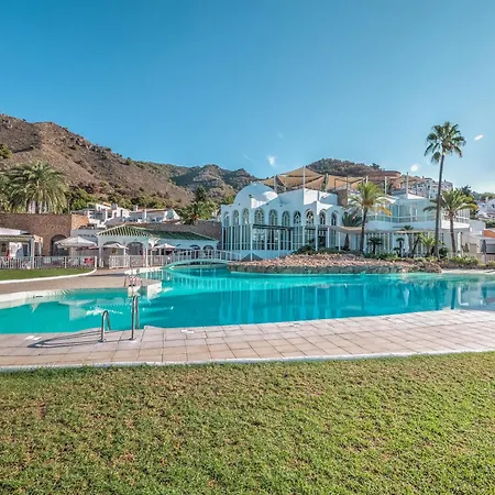 Newly Renovated In With Huge Pool Appartement