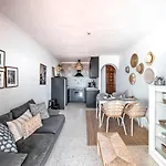 Newly Renovated In With Huge Pool Lejlighed