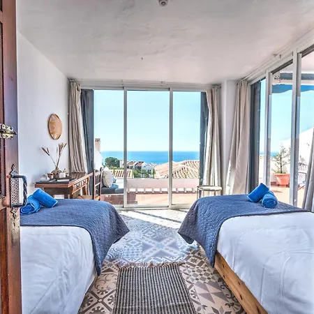 Apartment Newly Renovated In With Huge Pool *