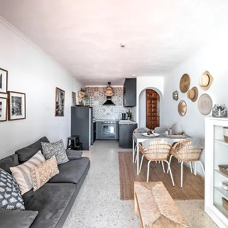 Newly Renovated In With Huge Pool شقة