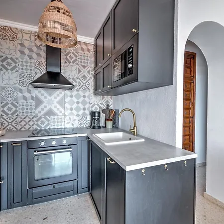 Newly Renovated In With Huge Pool شقة