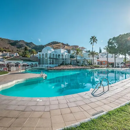 Newly Renovated In With Huge Pool Lejlighed