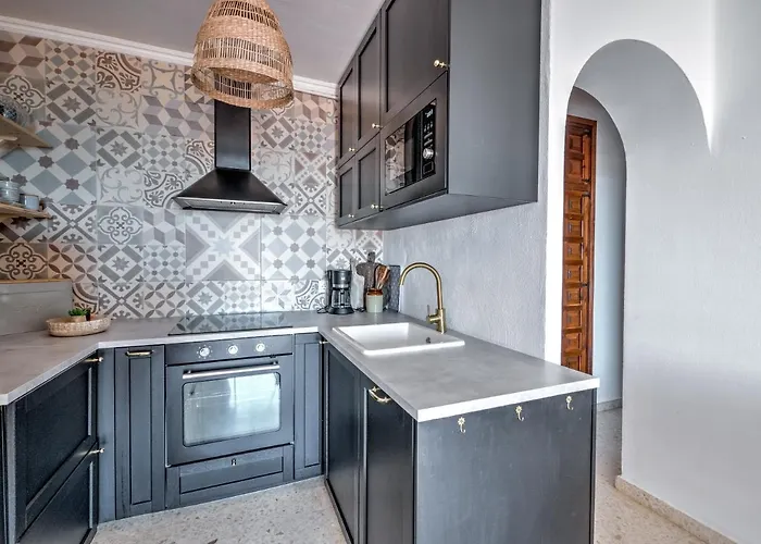 Newly Renovated In With Huge Pool דירה