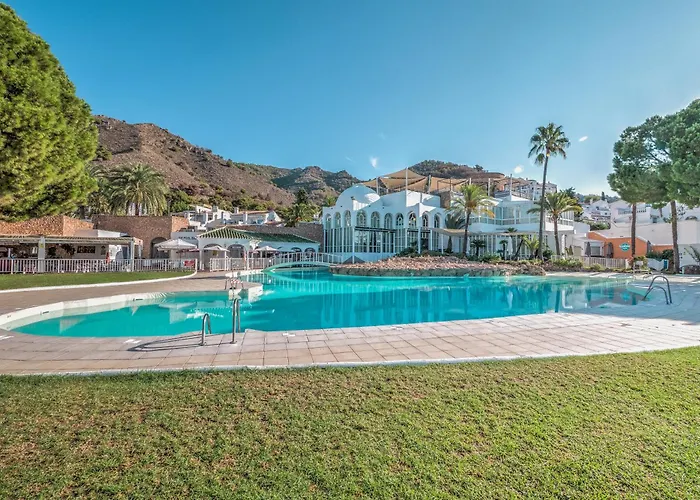 Newly Renovated In With Huge Pool דירה